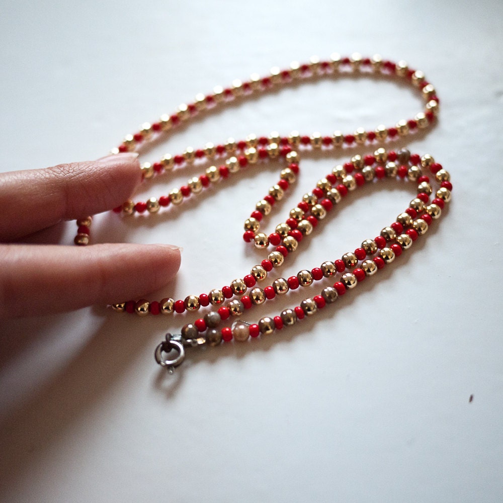 FREE WORLDWIDE SHIPPING vintage retro beaded red and gold necklace