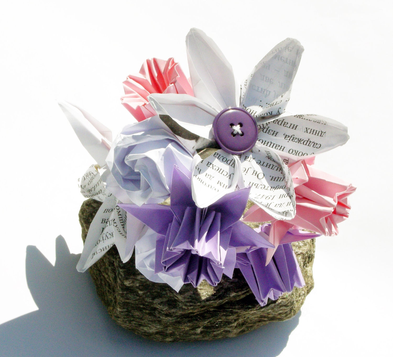 Origami bridesmaid bouquet in lilac, white and light pink from roses, daffodils and upcycle flowers with buttons in center