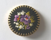 Vintage embroidered pin - salvadordream65