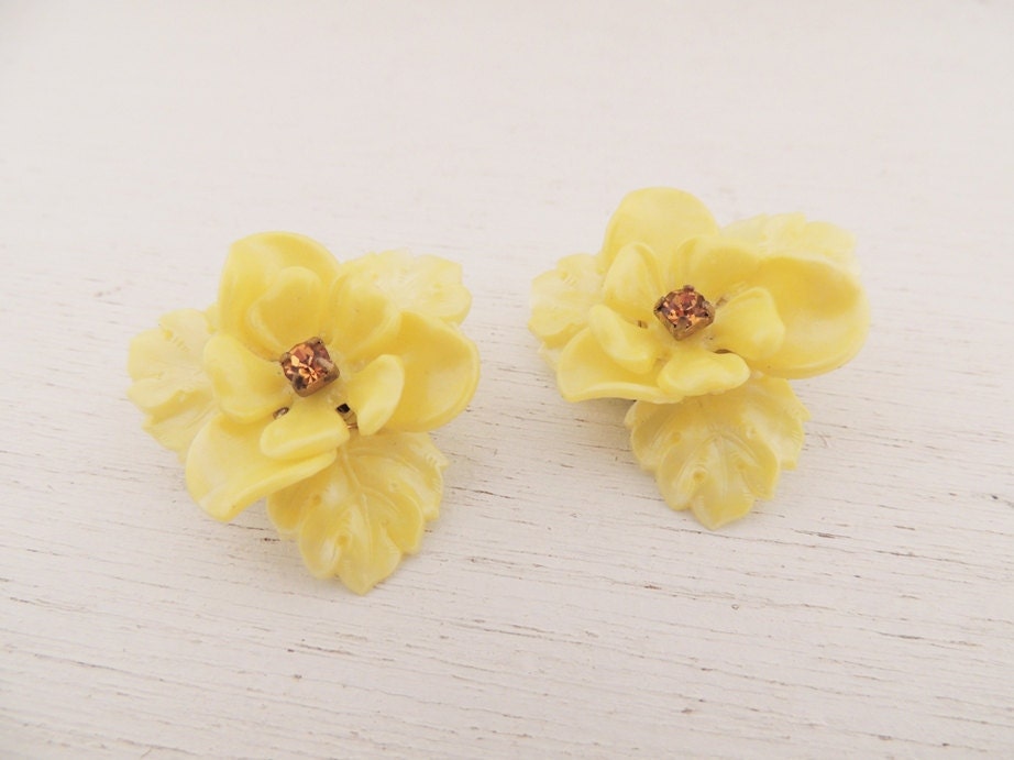 1950s west germany clip on earrings. A HUMMINGBIRD TREAT.