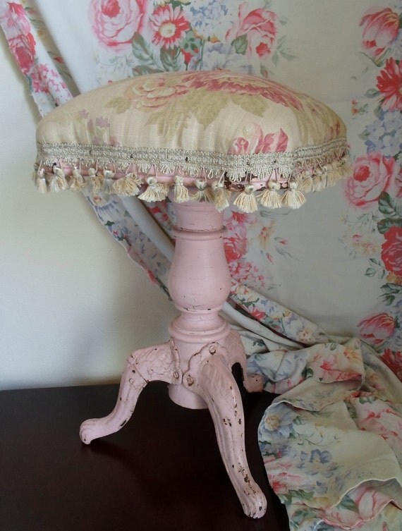 Vintage  Shabby Chic  Cottage Chic  Stool   Piano Stool  Pink  Chippy Paint  Upholstered  Vanity Stool