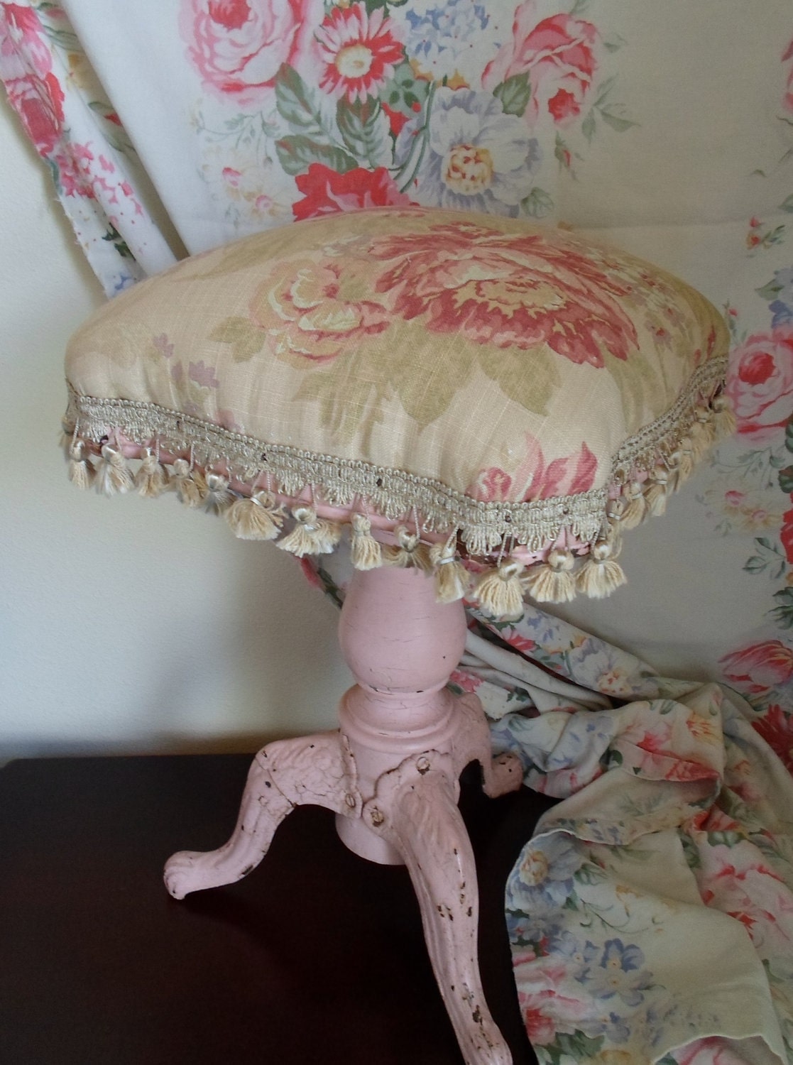 Vintage  Shabby Chic  Cottage Chic  Stool   Piano Stool  Pink  Chippy Paint  Upholstered  Vanity Stool