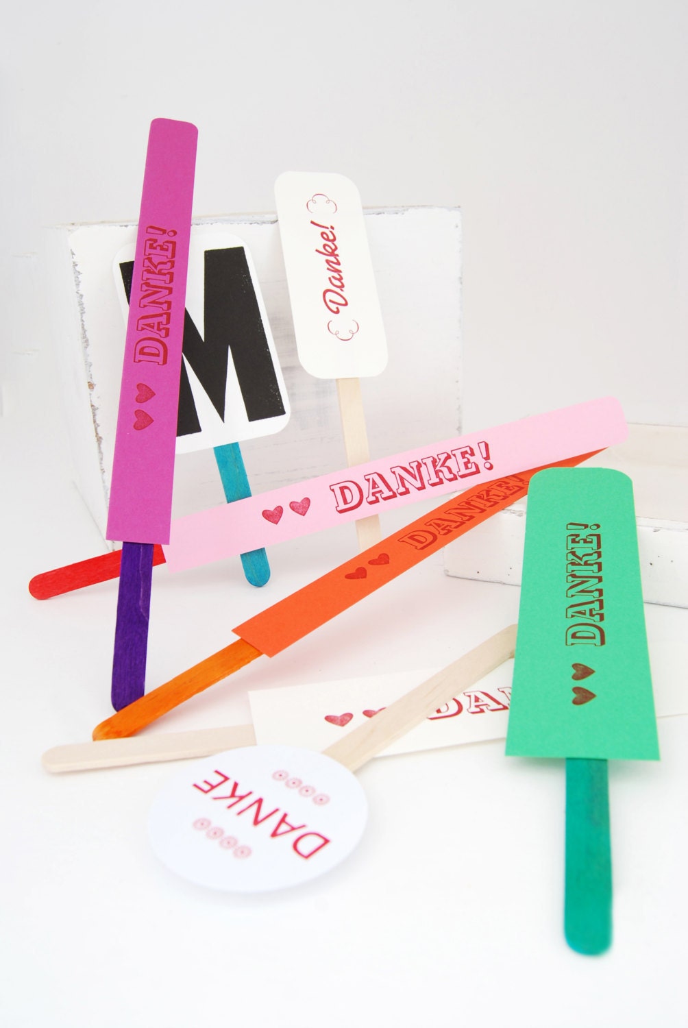 Dekostecker - DANKE und individuell wählbarer BUCHSTABE - Set mit 8 Stück, handbedruckt