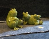Quirky, chillin' frogs, Norcrest salt and pepper shakers