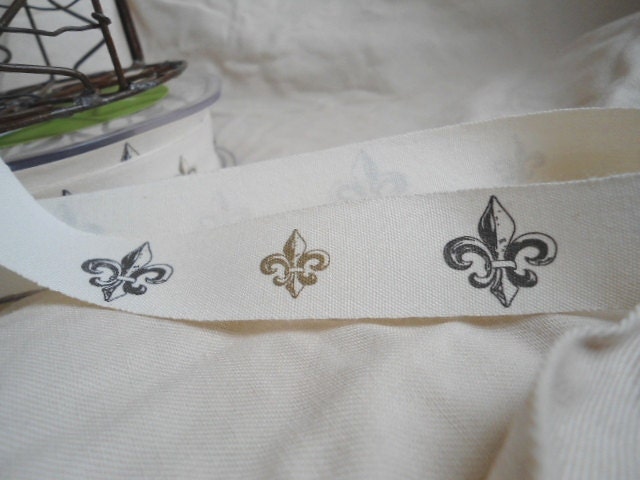 Fleur de lis print ribbon trim