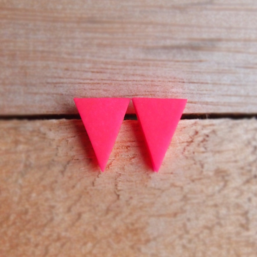 Triangle Studs - Neon Pink