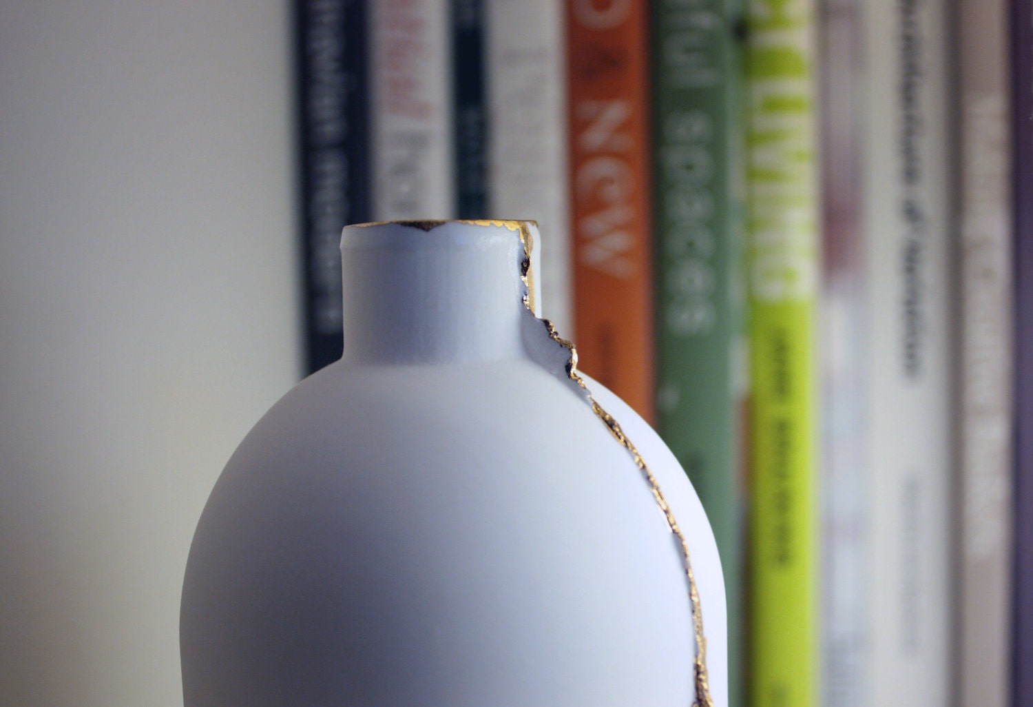Stoneware English fine bone china white bottle with 10% real gold