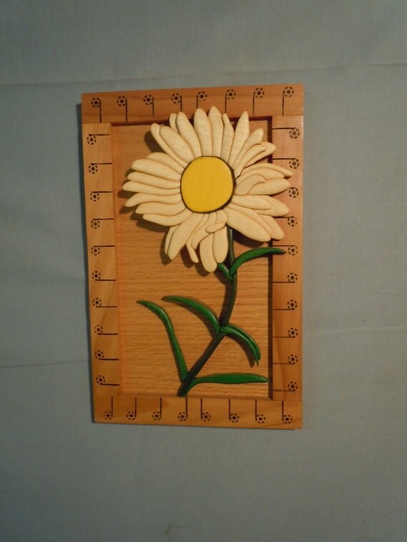 Daisy Framed Intarsia Wall Hanging (A111)