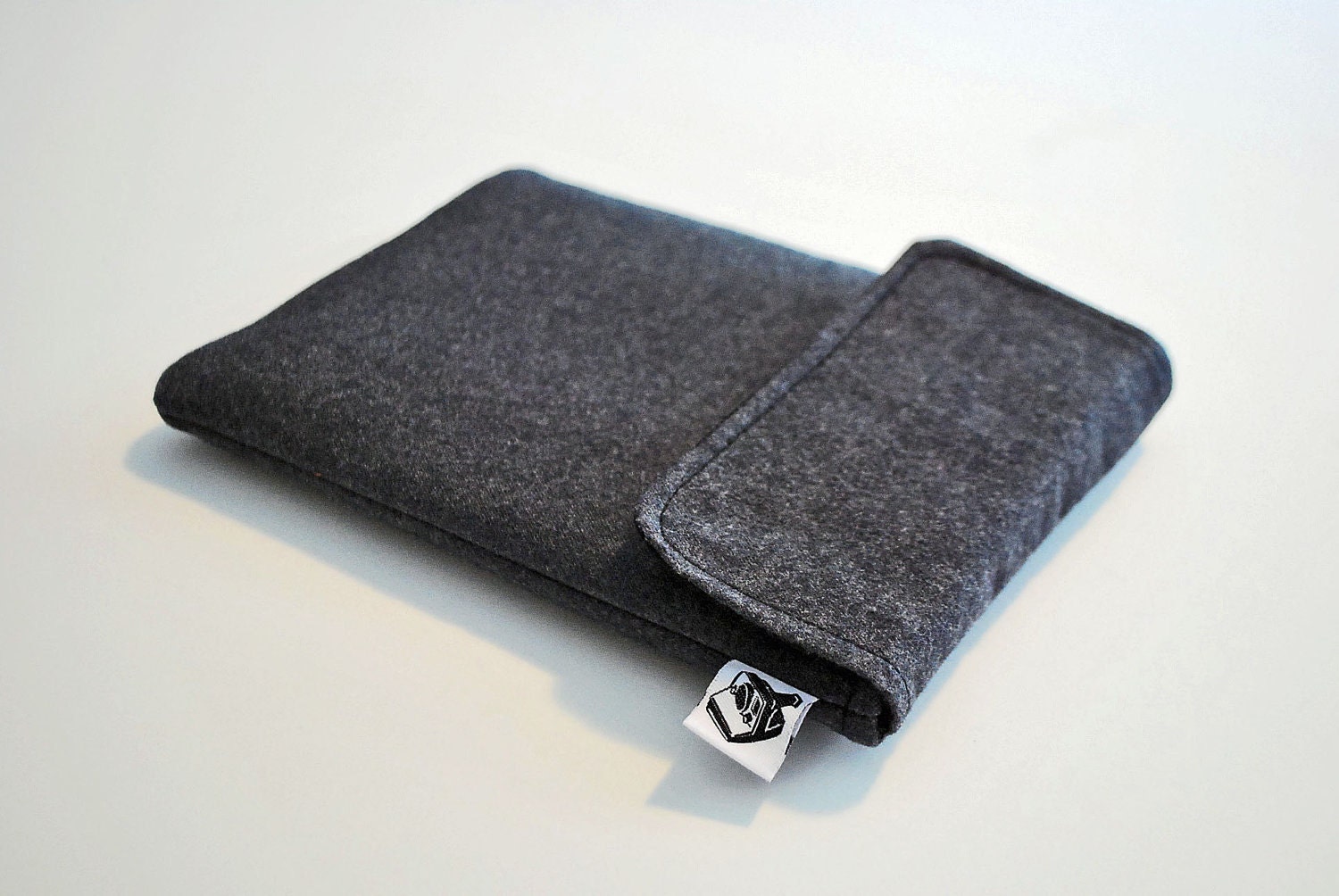 E-Reader Accessorie / Kindle Case / NEW iPad Mini / Fire, Nexus, Galaxy- fits most E-Readers and Small Tablets--- Simple wool