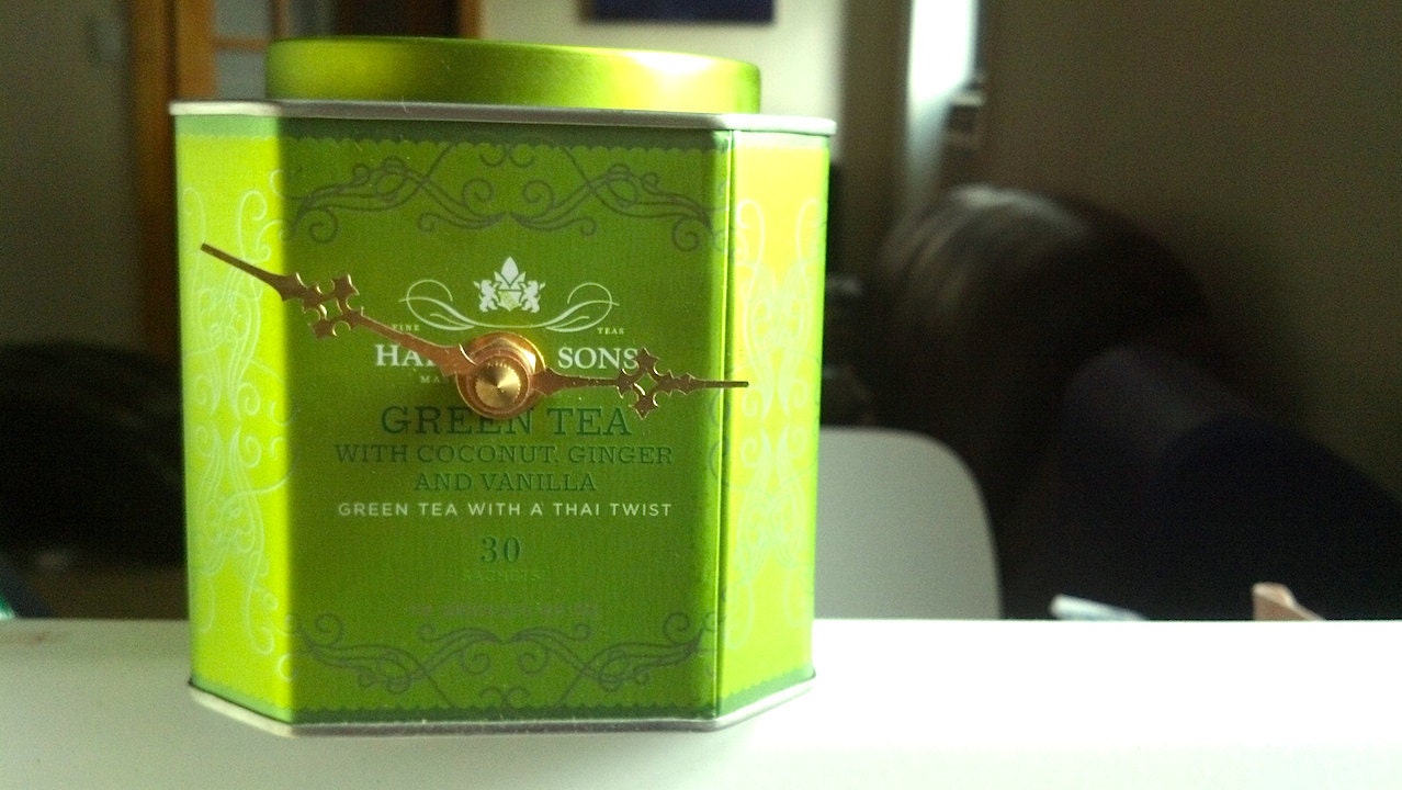 Vanilla green tea tin clock