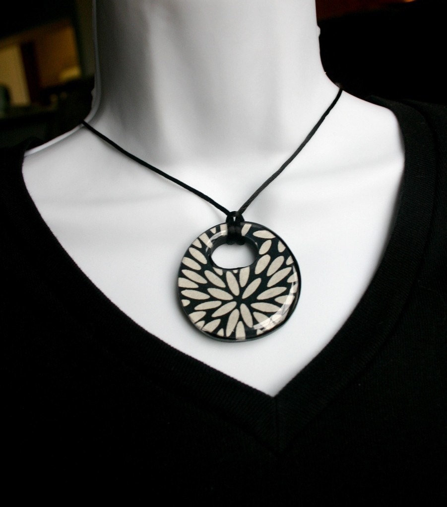 Starburst Resin Focal Pendant Necklace
