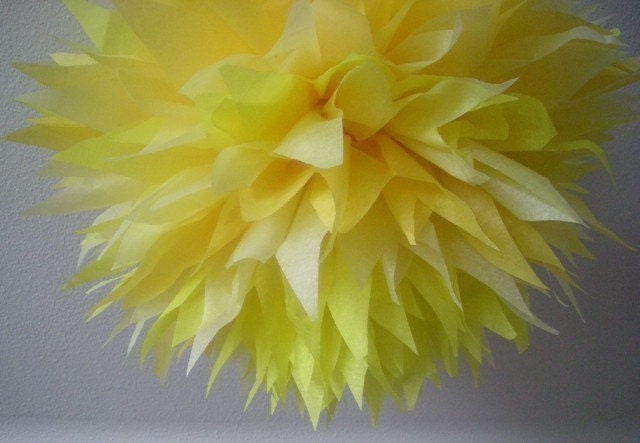 Soleil ... 1 tissue paper pom // wedding decorations // diy // pastel yellow // baby shower // gender reveal party Il_570xn
