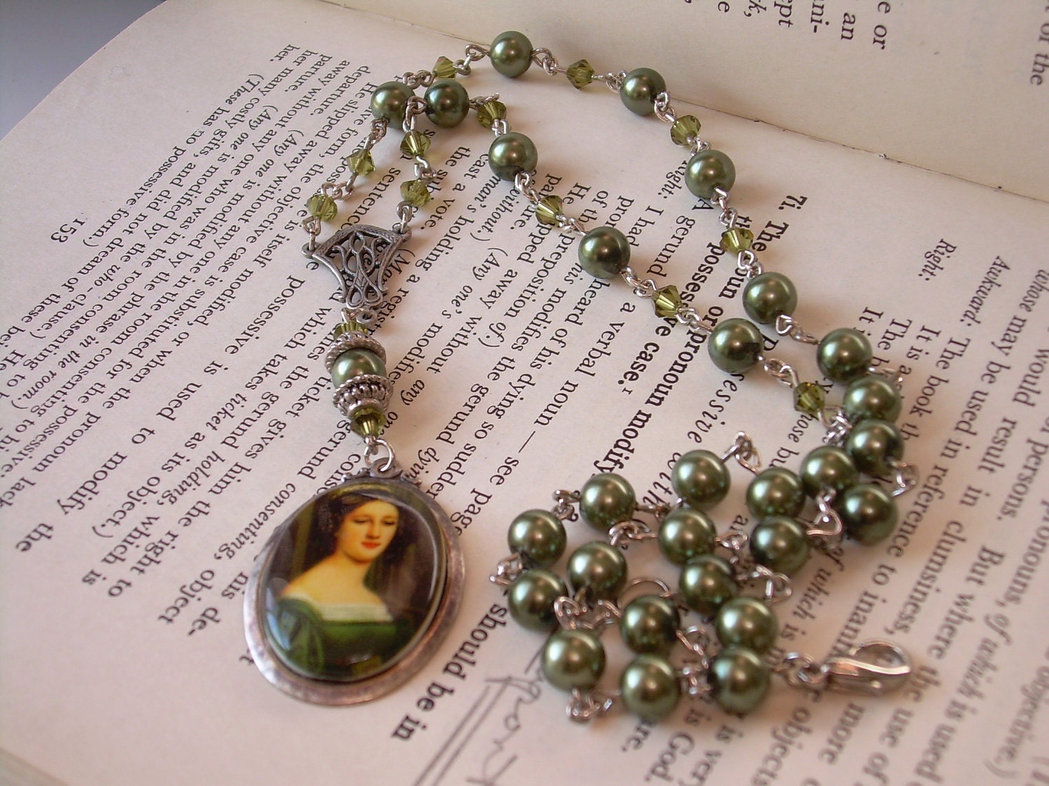 Queen Anne Pearl Swarovski CRYSTAL CAMEO Victorian Medeviel Pendant Necklace