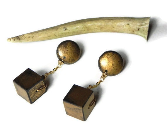 mod drop earrings, retro earrings, gold tone resin earrings, wire wrapped resin earrings, modern resin earrings