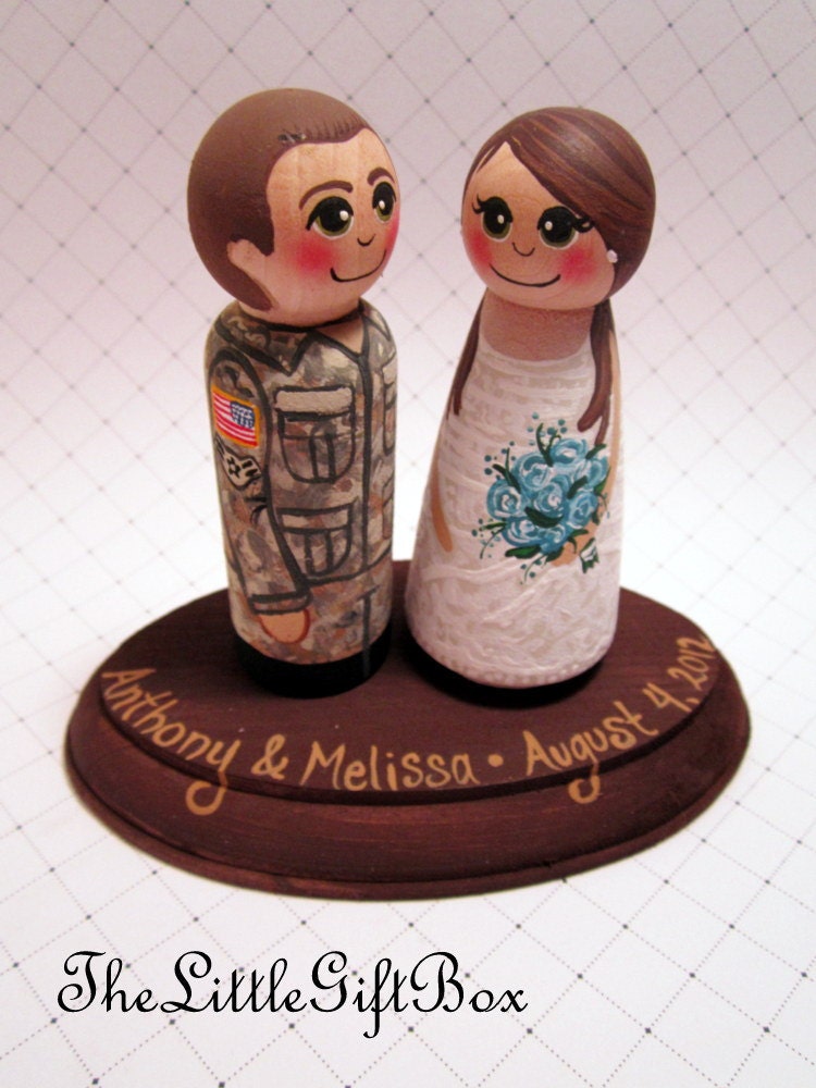 Wedding Cake Topper / Custom Painted Wood Peg Dolls/ Couple with Plaque - TheLittleGiftBox Wedding Cake Topper / Custom Painted Wood Peg Dolls/ Couple with Plaque - TheLittleGiftBox