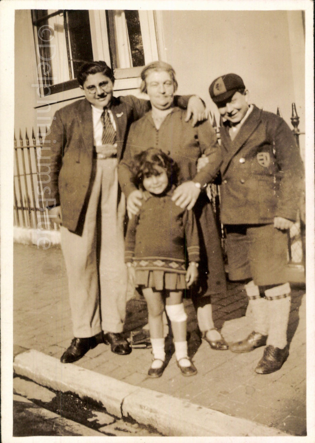Original Vintage//Black and White Photo//Portrait of a Family         1327