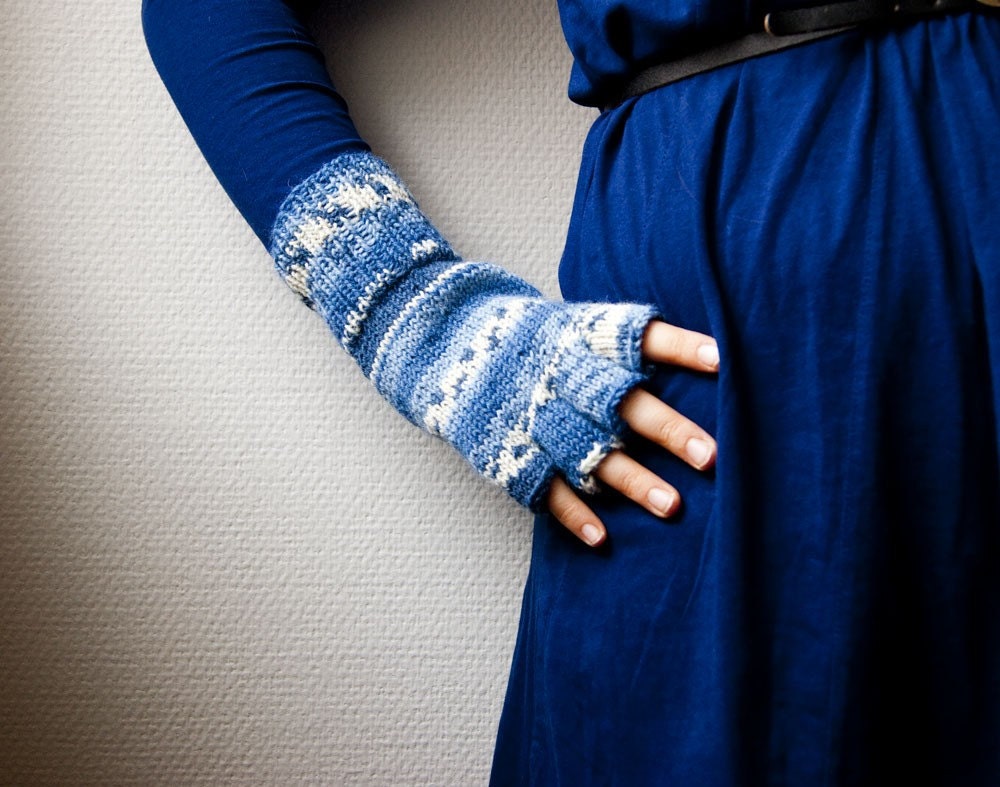Wool fingerless gloves in white and blue. Striped wrist warmers, mittens.