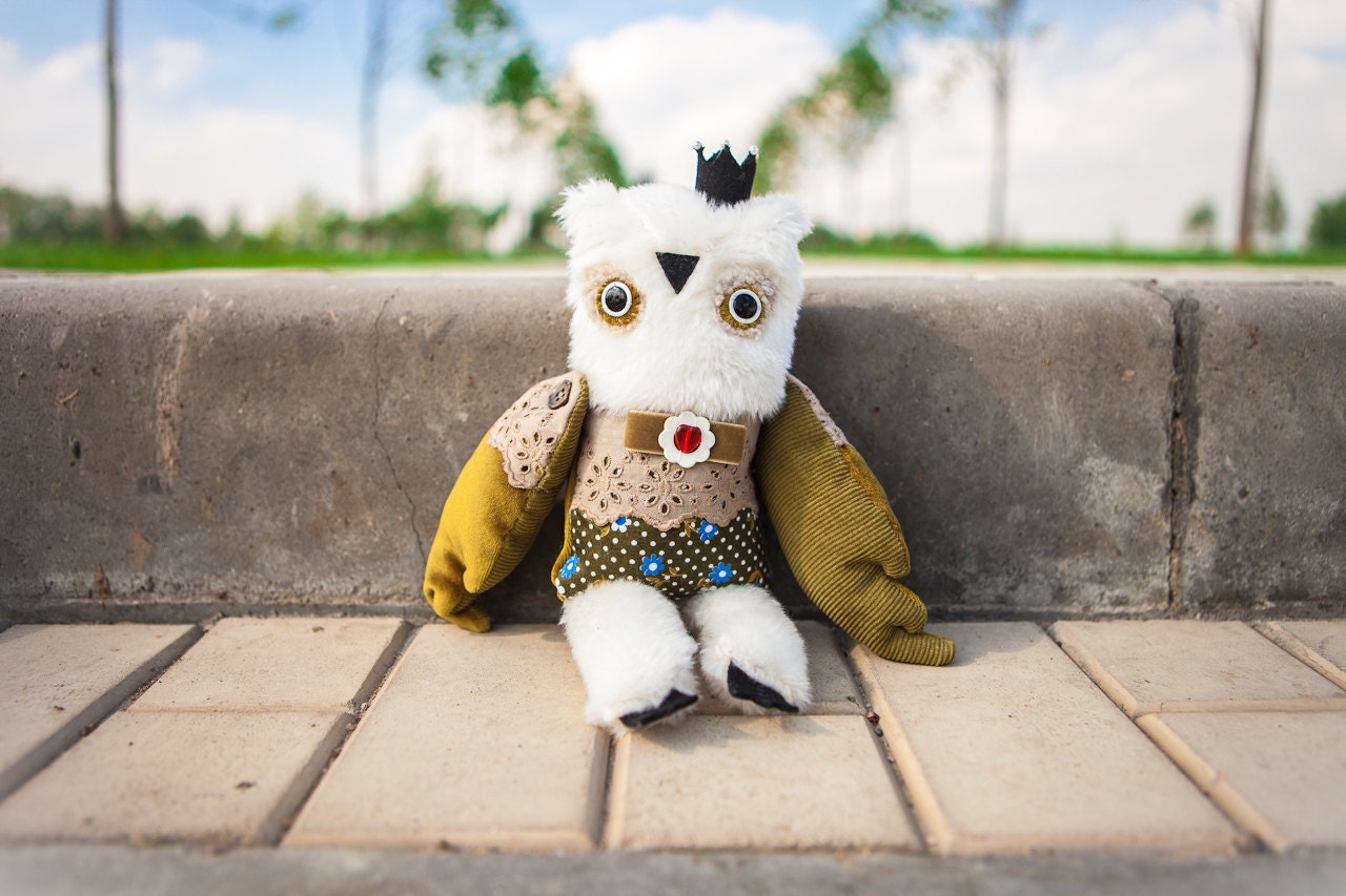 Olivier - prince owl , soft art toy by Wassupbrothers. Free shipping