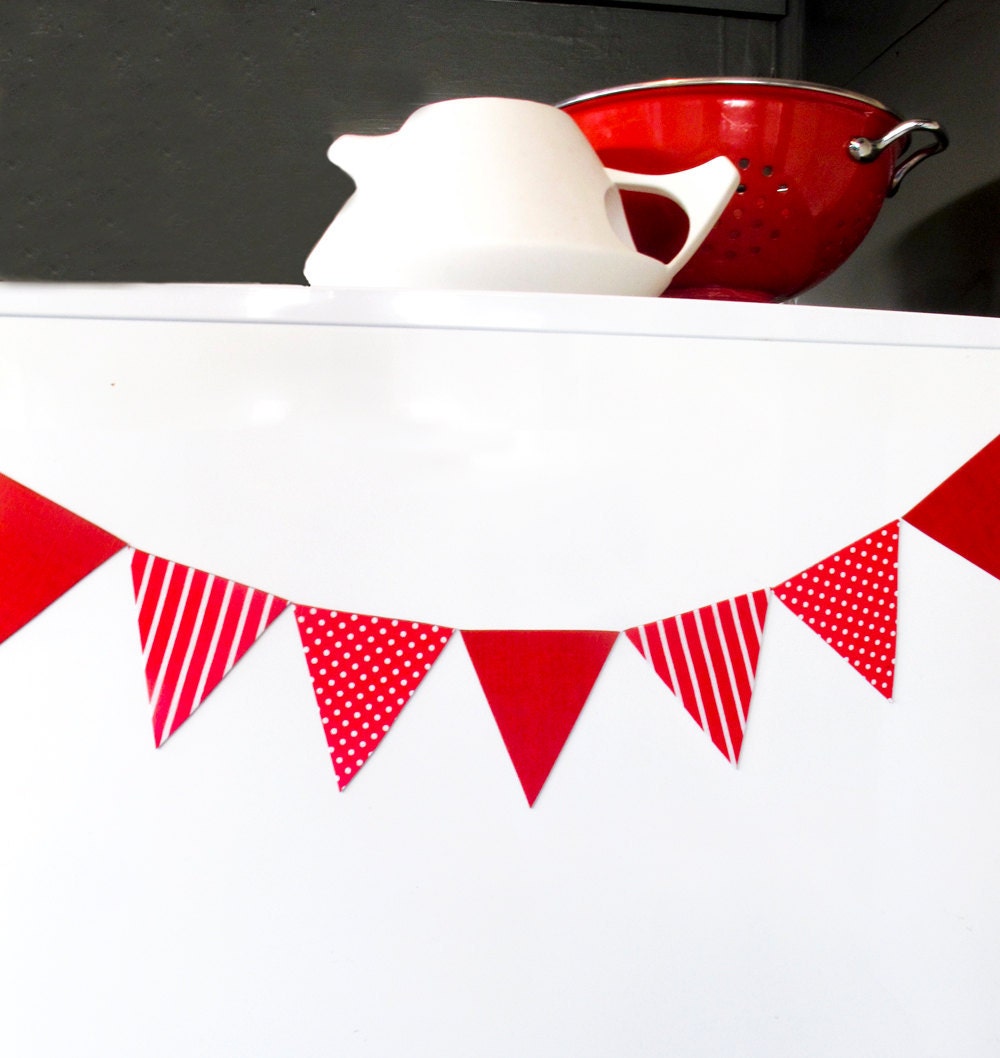 mini bunting fridge magnets - 7 flags - red & white fabric