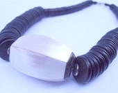Vintage Pearl Necklace MOP Necklace Chunky Bead Necklace White Black Necklace Black White Necklace Faceted Pearl Pendant Native Necklace