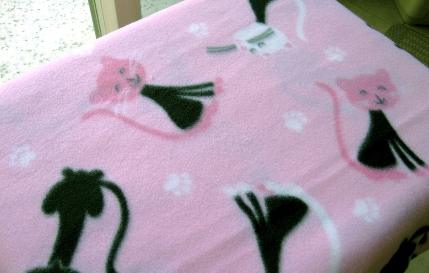Made to Order Cozy: Sleek Kitties Fleece Pet Blanket
