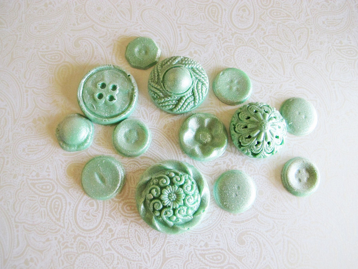 25 Edible Chocolate Buttons: Green & Starlight White Glimmer