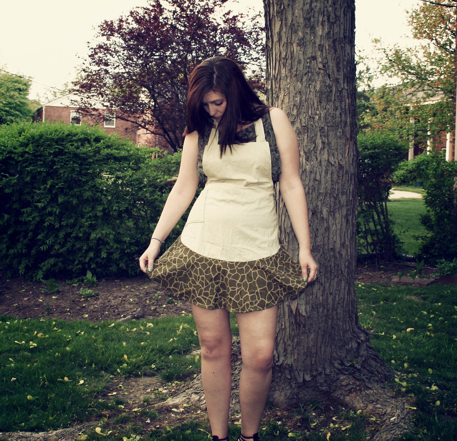 giraffe print apron -- women's one size fits most