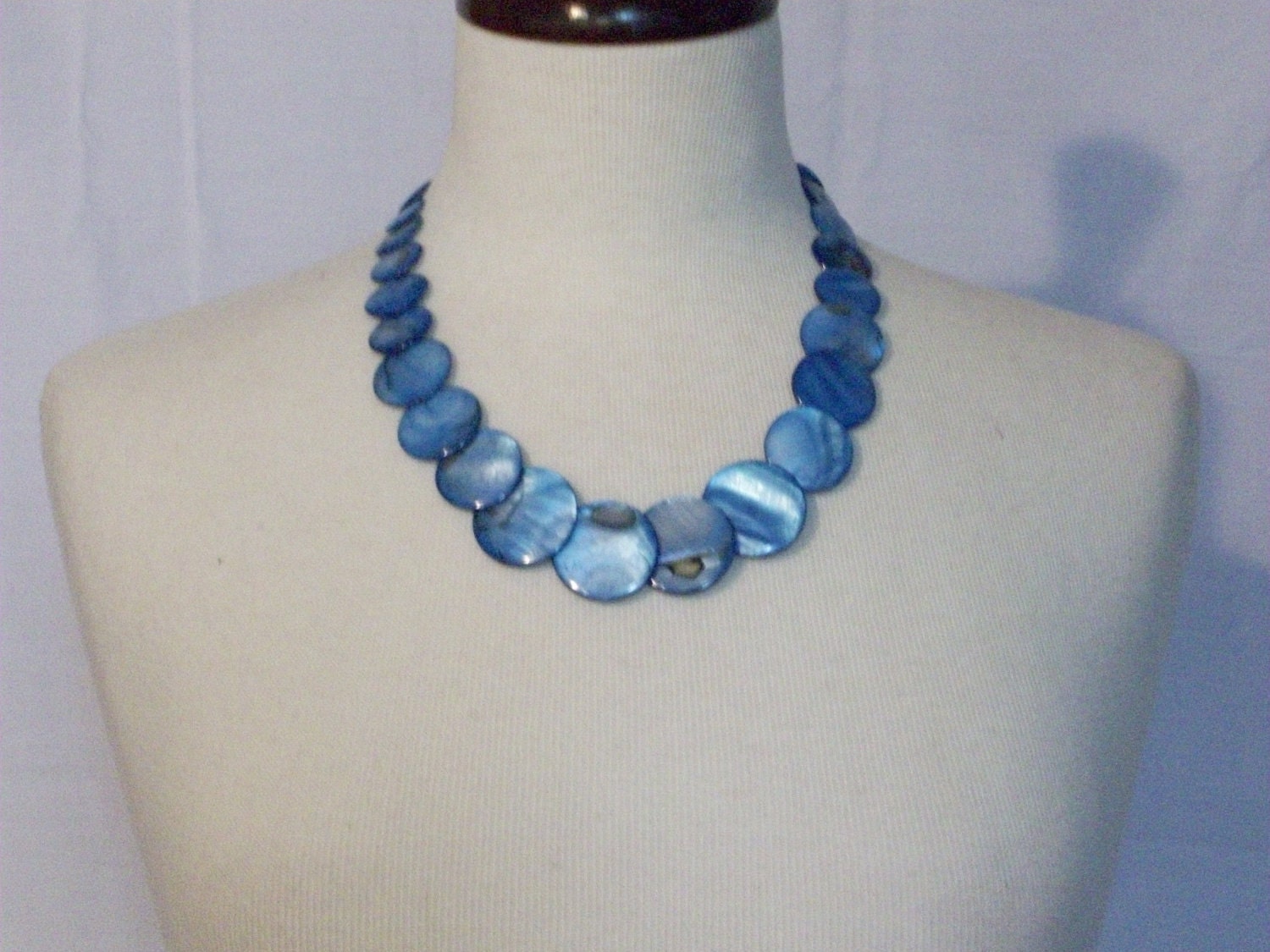 Circle blue shell necklace