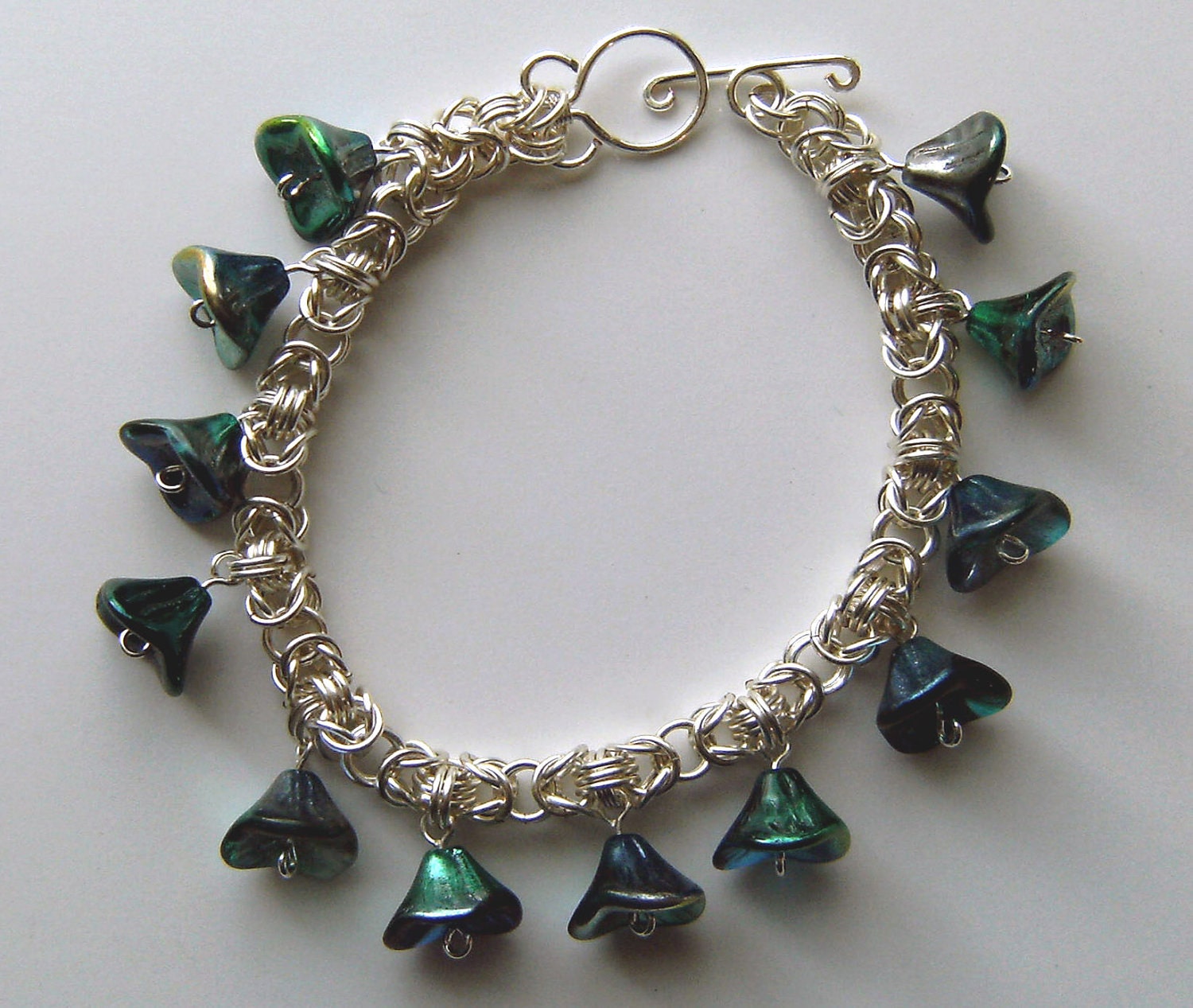 Chainmail bracelet with peacock blue beads, British crafter