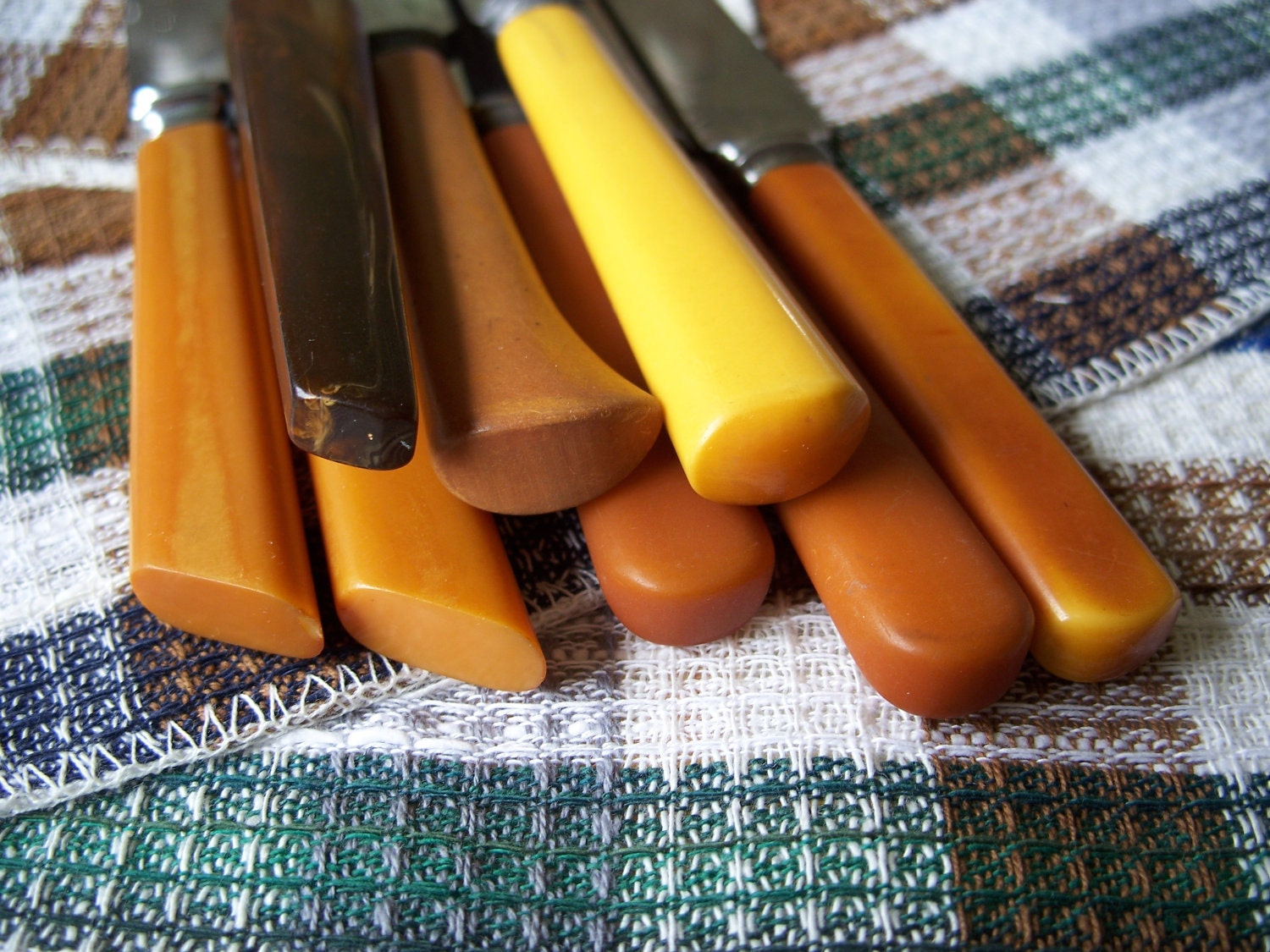 Eight assorted Bakelite handled Table Knives - Vintage