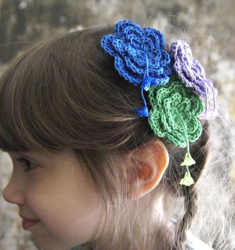 ONE Crocheted Flowery hair pin with two flower beads. Three colors for your choice - violet or green or blue