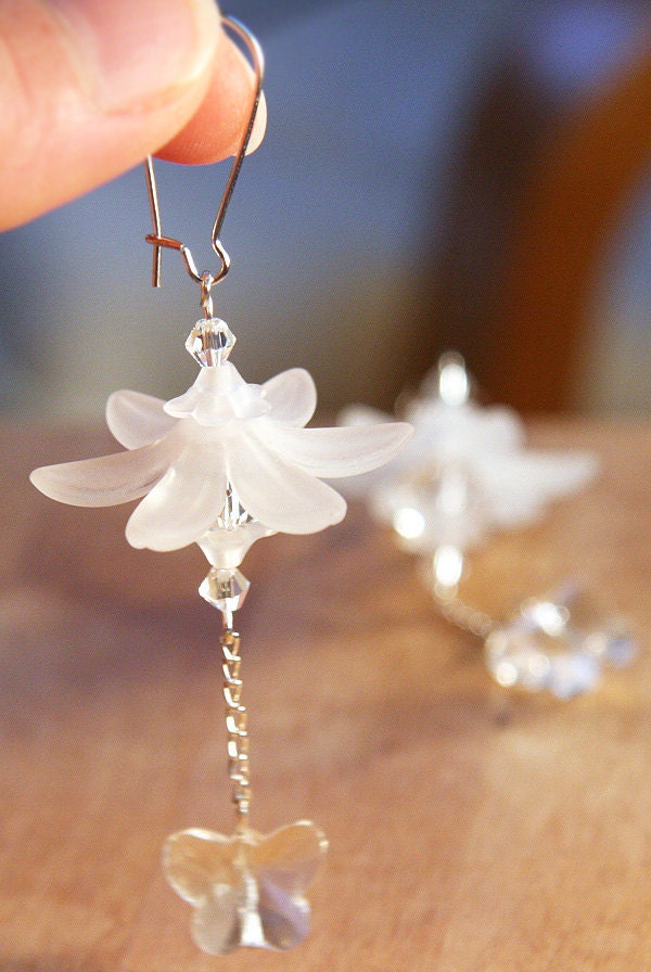 on Vacation / Frosted Flower Earrings, Snow White Bridal Earrings, Wedding Earrings, Crystal Butterfly, Silver Chain Earrings, tagt