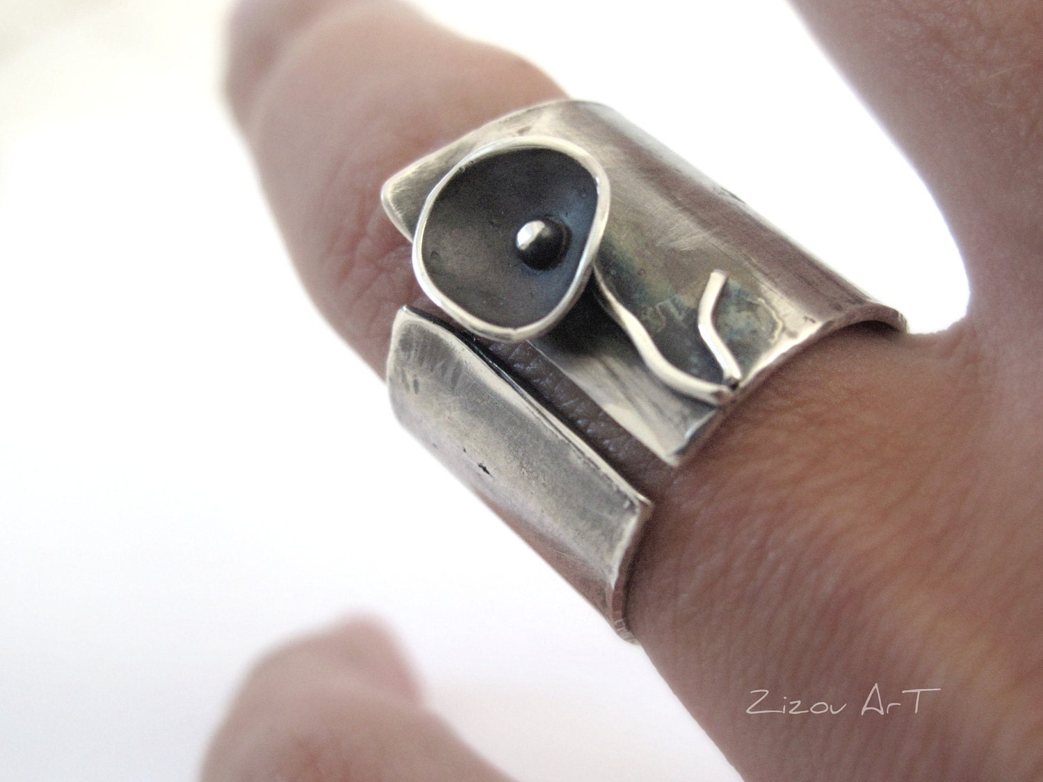 Flower slver band ring,oxidized handmade modern, Contemporary jewelery, Mmade to order.