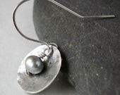 Hammered disc earrings, pearl, gray, grey, dangle,