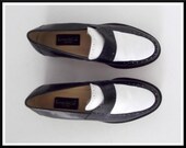 Vintage Black & White Leather Kenneth Cole Loafer with cut out detail. Sz. 8 / 38.5