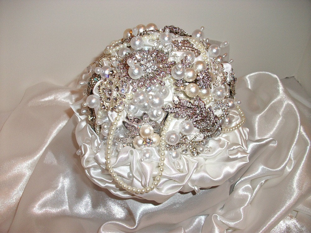 Elegant brooch wedding cake topper, brooch bridal bouquet , alternative wedding bouquet,brooch bouquet