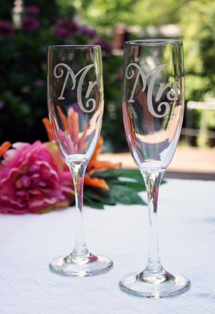Mr and Mrs toasting flutes, champange flutes, champagne glasses, wedding glasses, wedding champagne flutes, mr and mrs