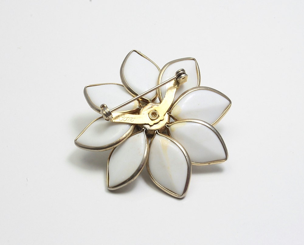 Coro thermoset pin brooch. Designer vintage white. Perfect for summer.