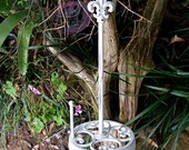 Paper towel holder / Fleur de lis/ Cast Iron / White  / Metal /Kitchen Decor/ Cottage / Fixture / Shabby Chic Decor