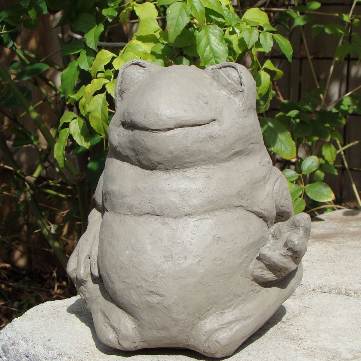 FAT BARNYARD FROG Solid Concrete Garden Sculpture (a)