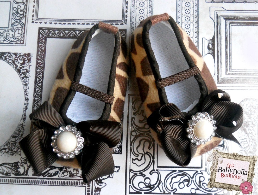 Baby Girl Crib Shoes,/giraffe print Baby Booties,Pink baby shoes.Rhinestone baby girl shoes.