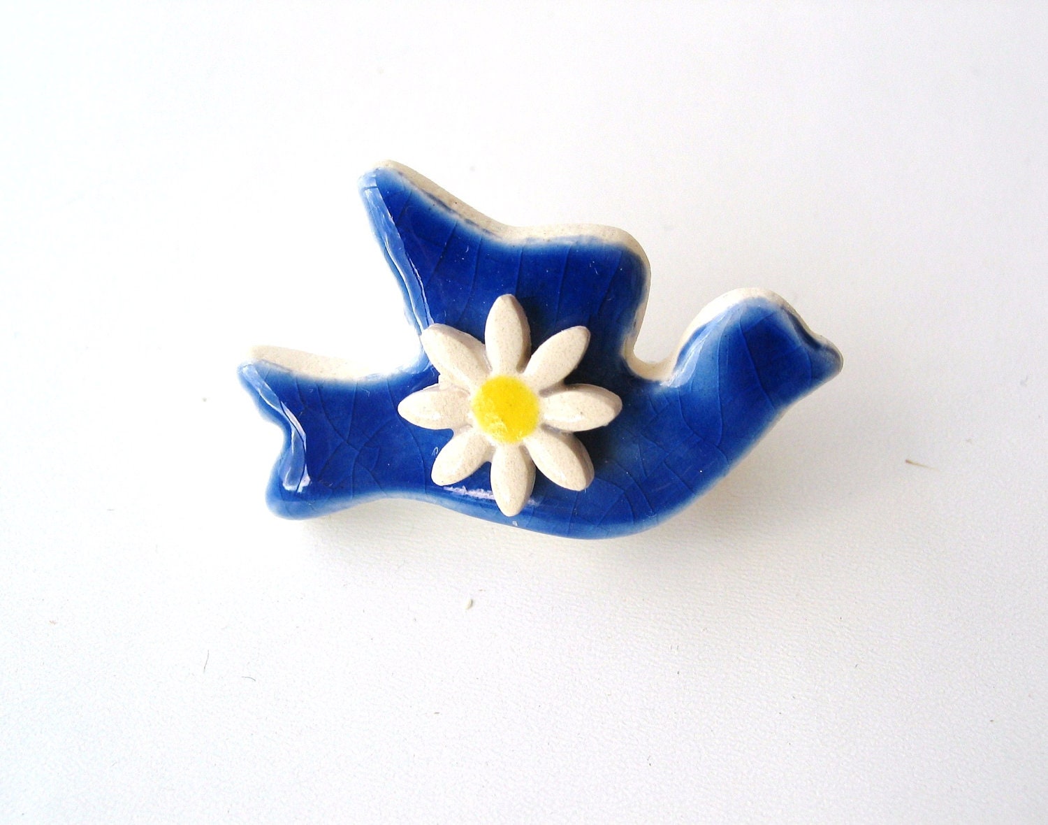 Blue dove brooch daisy royal blue white yellow Spring time monaco blue
