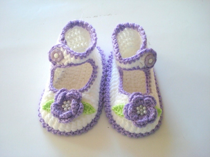 Baby Booties, white lilac purple flowered  baby shoes, crochet baby sandals 6 to 12 months, crochet baby shoes, baby socks, knitted slippers