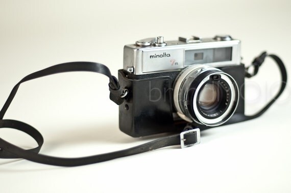 Vintage Minolta Hi-Matic 7S 1960s Rangefinder with base case and strap prop decor 35mm made in japan snapshots amazing photos