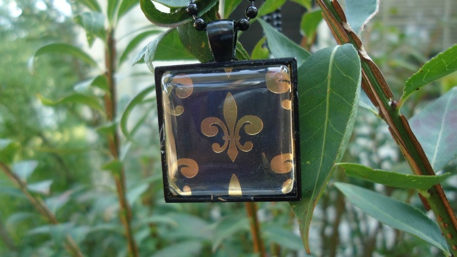 Black with Gold Fleur de Lis, Classic Glass Pendant