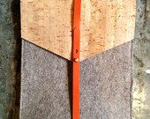 Vertical iPad case in cork, felt and rubber
