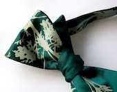 Absinthe bow tie, self-tie. Emerald green tie. Silkscreened artemesia leaves. Sage print. Adjustable.