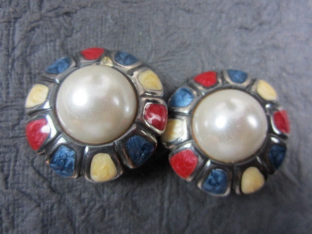 Vintage Enamel & Faux Mobe Pearl Silvertone Clip Earrings . E137