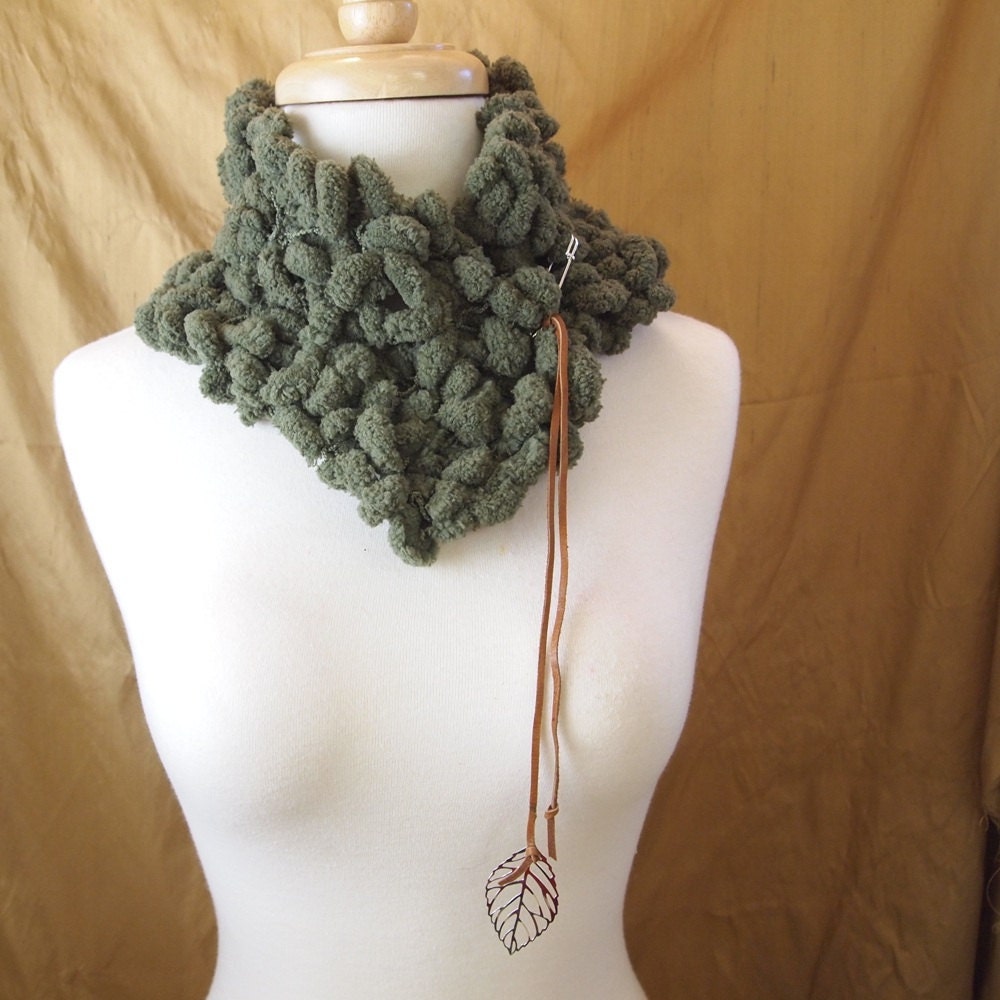 Moss Pom Pom Scarflette