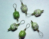 Owl Stitch Markers - Green Ceramic Beads On Khaki Wire Including Storage Tin - Set of 6 -  US 10 - Item No. 910